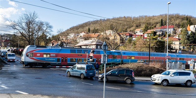 Nebezpená kiovatka s elezniním pejezdem v Chuchli. (10.02.2020)