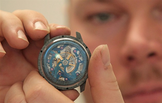 Ondej Berkus se svým novým výtvorem, hodinkami s planetáriem