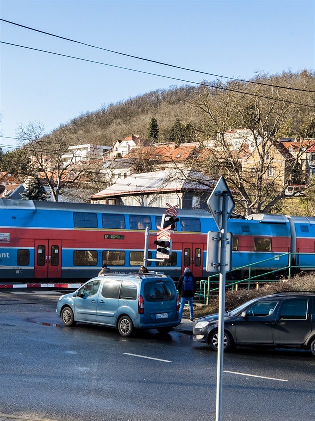 Nebezpená kiovatka s elezniním pejezdem v Chuchli. (10.02.2020)