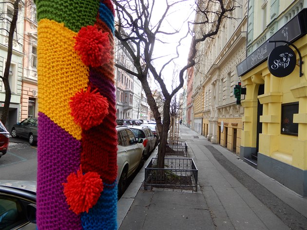 Guerilla knitting v Americké ulici.