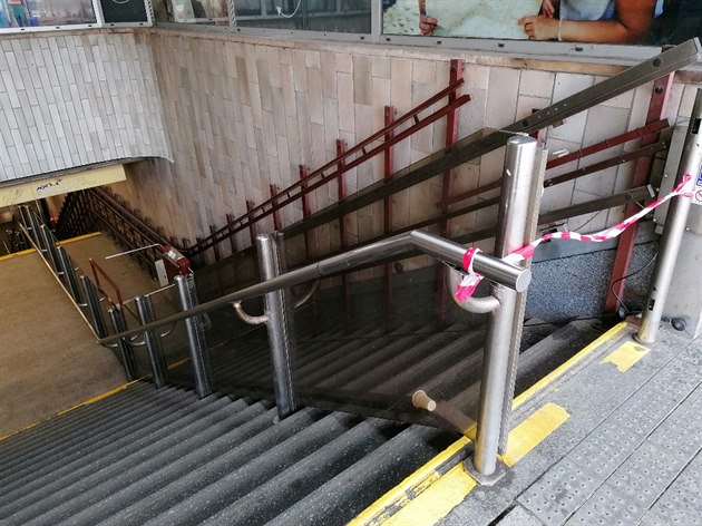 Ve stanici metra Smíchovské nádraí jsou na dvou schoditích ploiny o kterých víme, e jsou pomalé a poruchové teba ze stanice Chodov kde se i zasekl vozíká. Proto také dopravní podnik vybudoval výtah.Na Smíchovské nádraí by ho chtlo vybudovat také,