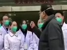 ínský premiér promlouvá k lékam ve Wuhanu