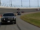 Trump zahajuje závody NASCAR ve své limuzí�