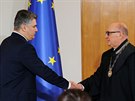 Nový chorvatský prezident Zoran Milanovi pijímá gratulace. (18. února 2020)