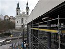 Vídelní kolonáda v Karlových Varech stojí v tsném sousedství kostela svaté...