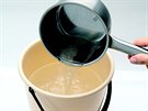 Do kbelíku nalijte 2,5 litru horké vody a pilijte mýdlovou sms.