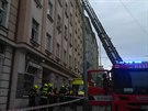 Hasi�i zasahuj� v ulici Jana �elivsk�ho na pra�sk�m �i�kov� (16. �nora 2020).