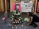 Lidé chodí zapalovat svíčku za zavražděnou Ingrid Escamillaovou. (12. února...