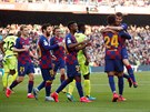 Fotbalisté Barcelony slaví vstelený gól v utkání proti Getafe.