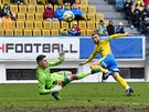 Daniel Truba z Teplic (vpravo) pálí na olomouckého brankáe Alee Mandouse.