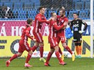 Fotbalisté Olomouce slaví vstelený gól v zápase proti Teplicím.