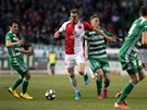 Luká Provod ze Slavie (v ervenobílém) a David Puká z Bohemians bojují o...