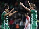 Radost hrá Bohemians Josefa Jindika (vlevo) a Petra Hronka v utkání proti...