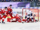 Hokejisté Olomouce (v červeném) hasí nebezpečnou situaci před vlastní brankou.