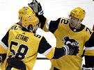 Hokejisté Pittsburghu slaví gól v zápase proti Detroitu.