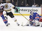 Bostonský David Pastrák (vlevo) se dere ped branku New York Rangers.