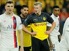 Dortmundský útoník Erling Haaland se rozhlíí v obklopení hrái Paíe St....