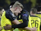 Erling Haaland (vlevo) a Dan-Axel Zagadou se radují z branky Dortmundu proti...