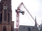 Orkán Sabine ohnul výloník jeábu u katedrály ve Frankfurtu nad Mohanem. (10....