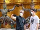 Turisté v Královském paláci v thajském Bangkoku se chrání maskami proti moné...