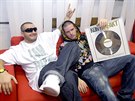 Sloventí rapei Rytmus (vlevo) a Ego z hip-hopové formace Kontrafakt pózují s...