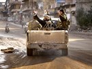 Syrtí rebelové projídjí ulicí znieného msteka Nerab v provincii Idlíb....