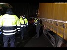 Na D6 objevila hldka v kamionu jedenct migrant