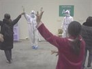 Pacienti nakažení koronavirem spolu se zdravotníky tančí na čínskou píseň o...