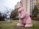 Růžového betonového králíka u zastávky MHD Severka v Plzni čeká hlasování...