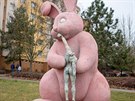 Růžového betonového králíka u zastávky MHD Severka v Plzni čeká hlasování...