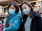 Lidé nosí ochranné rouky pi nákupech v ulicích Hongkongu. (17. února 2020)