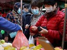 Lidé nakupují na trzích v ochranných maskách v ulicích Hongkongu. (17. února...