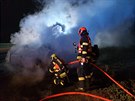 Hrochovot�ne�t� hasi�i likvidovali po��r odstaven�ho fordu v sobotu nad r�nem.