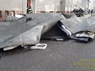 V ulici Pod Záhorskem v Plzni z paneláku spadla stecha, poniila nkolik...