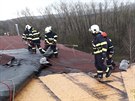 Ve Vysoanech u Boru na Tachovsku se také v dsledku vtru odlomila stecha....