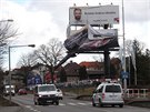 Silný vítr potrhal billboard na Bílé Hoe v Praze. (10. února 2020)