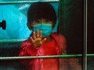 Dít ve vozidle peváející nakaené koronavirem v Hongkongu. (11. února 2020)
