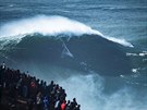 Publikum sleduje surfae v portugalském Nazaré. V roce 2017 sem sout Nazaré...