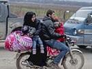 Civilisté utíkají z nebezpené zóny provincie Idlíb na severozápad Sýrie. (11....