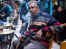 Mui pokuující vodní dýmky v pouliní kavárn v centru Káhiry (4. prosince...