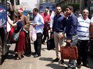 Egypttí cestující ekají na autobus v centru Káhiry. (27. ervence 2019)