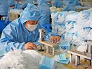 Továrna na výrobu respiračních roušek ve městě Nan-tchung v čínské provincii...