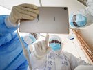 Lékai kontrolují stav pacienta nakaeného koronavirem ve wu-chanské nemocnici....