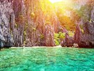 Palawan: U skal a jeskyní v lagun El Nido má voda zelenou barvu, ale je...