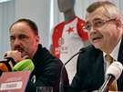 Pedseda pedstavenstva fotbalové Slavie Jaroslav Tvrdík (vpravo) a hlavní...