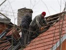 V obci se uklízí a na opravě střech dobrovolně pracují klempíři a pokrývači.