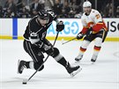 Martin Frk z Los Angeles napahuje ke stele v utkn proti Calgary.