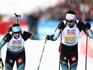 Justine Braisazová a Martin Fourcade pi francouzské pedávce v závodu...