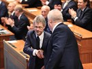 Miloš Vystrčil přijímá gratulace ke zvolení předsedou Senátu. (19. února 2020)