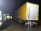 Kontrola rumunskho kamionu u Transmotelu nedaleko Sokolova, v jeho nvsu...